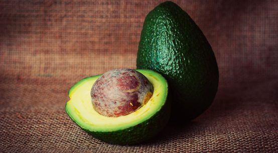 L'avocado, il frutto dai tanti benefici, non solo per la salute, ma anche per la cura della bellezza